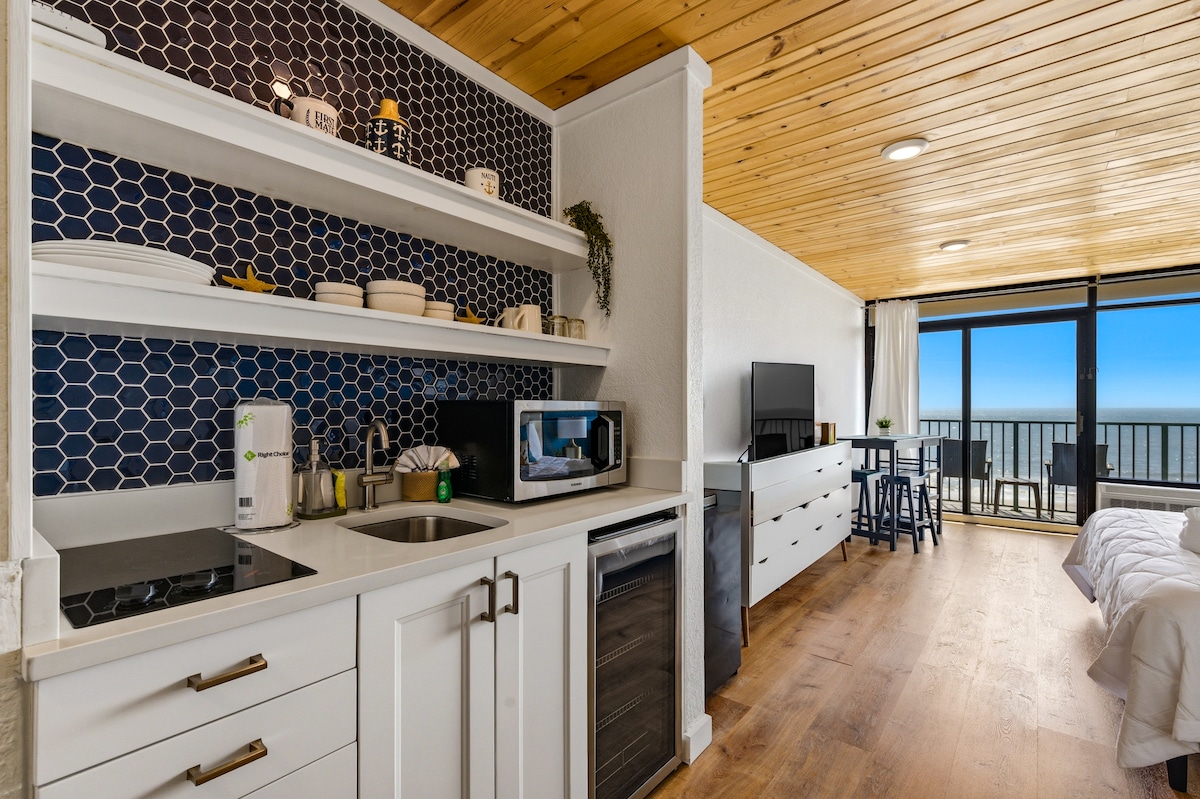 Starfish Reef | King Bed | Ocean Front Studio photo 4