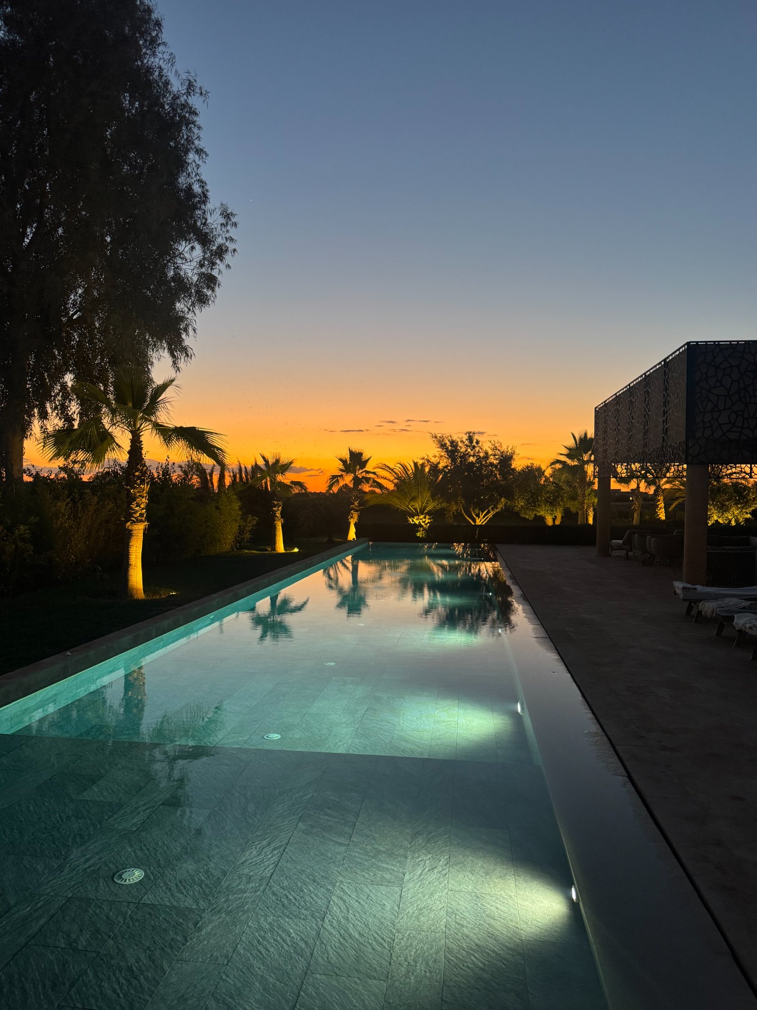 Villa Holi — Piscine au coucher du soleil