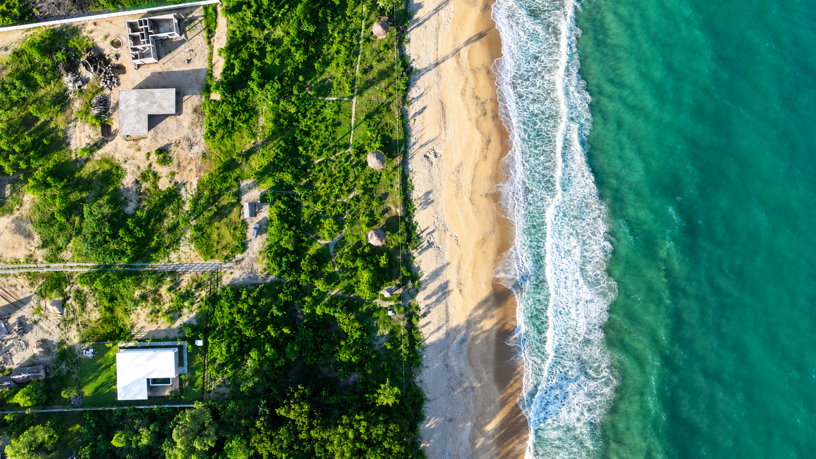 Plaża pierwszej linii — bezpośrednio nad oceanem