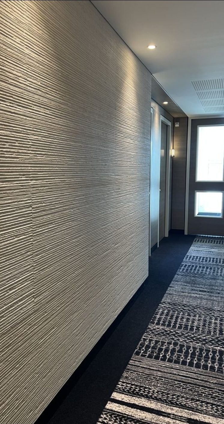 Horizontal combed plaster in a commercial corridor