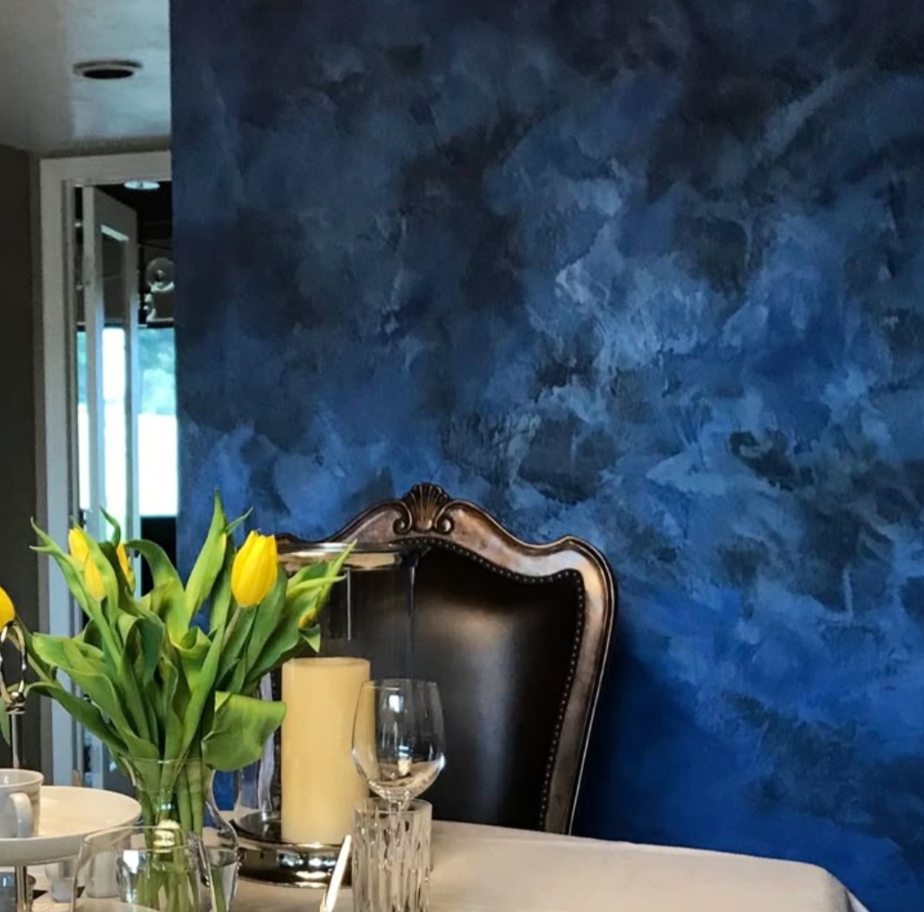Rich ink-blue Venetian plaster in a luxury dining room
