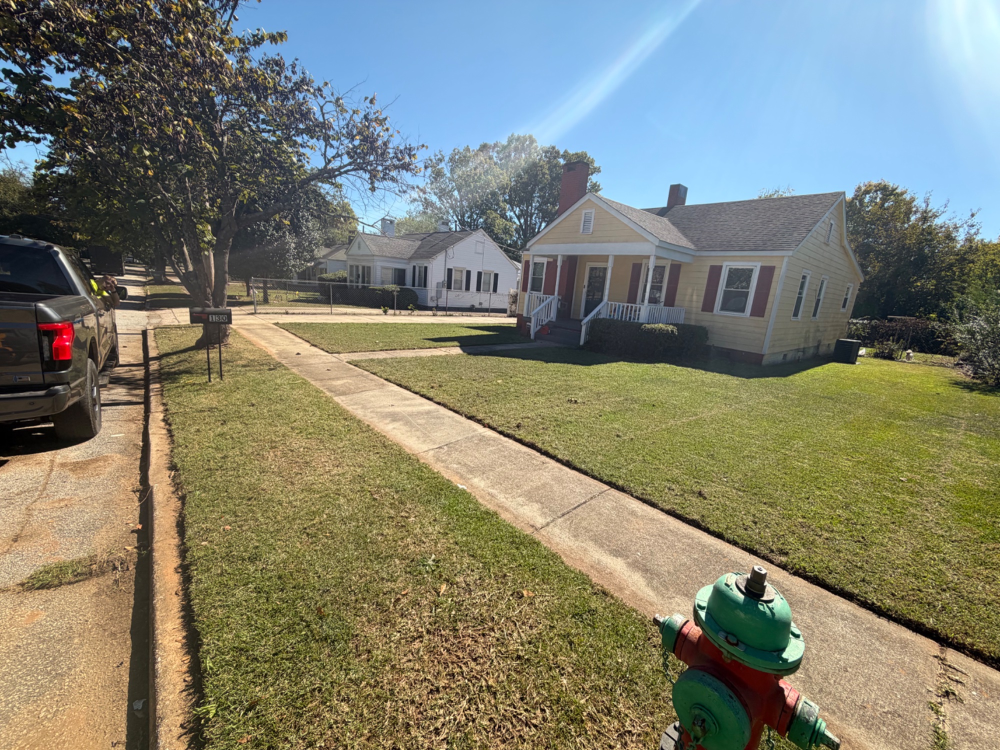 Freshly mowed lawn with trimmed hedges — J&E Professional Services