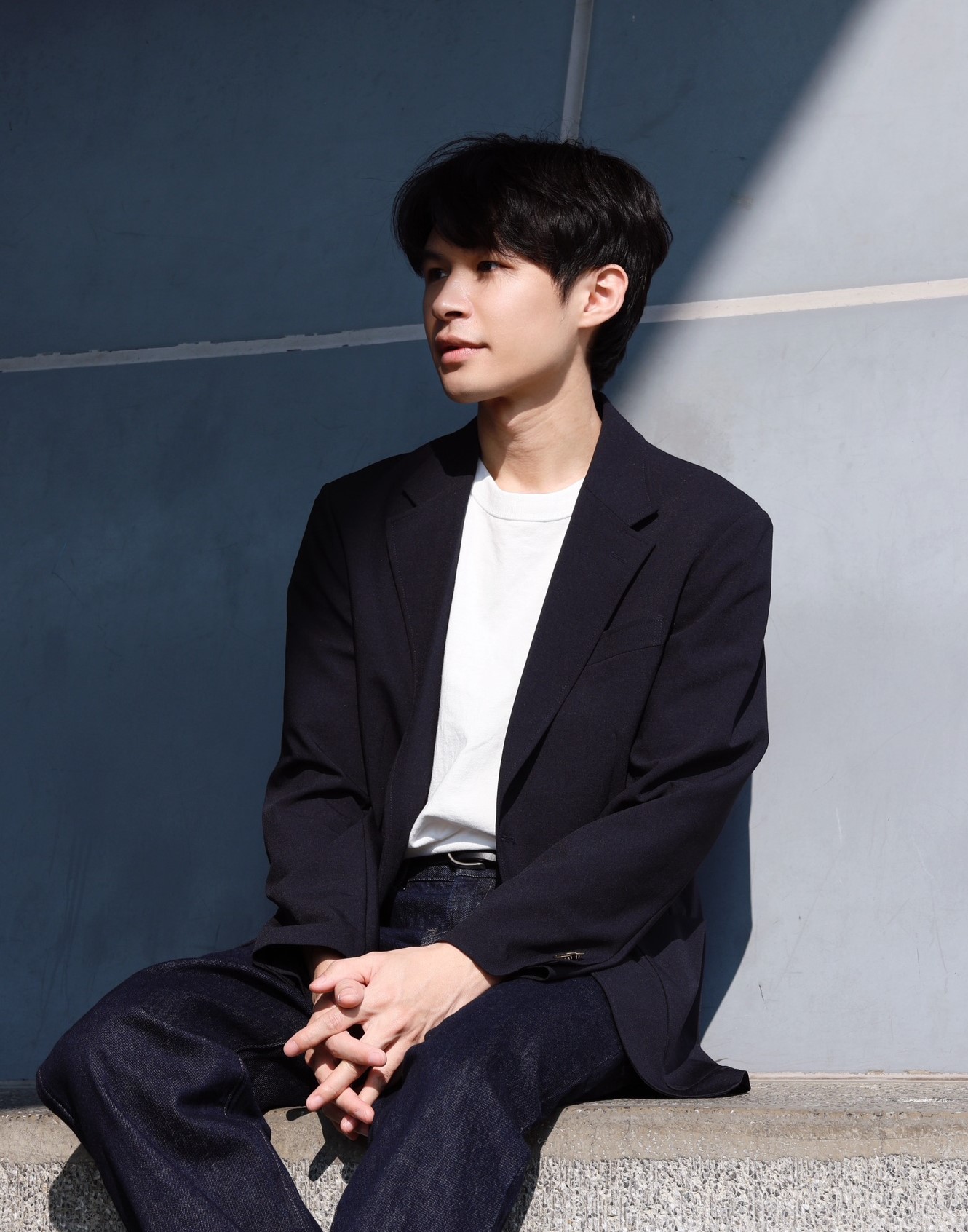 李羊個人肖像——西裝側臉照