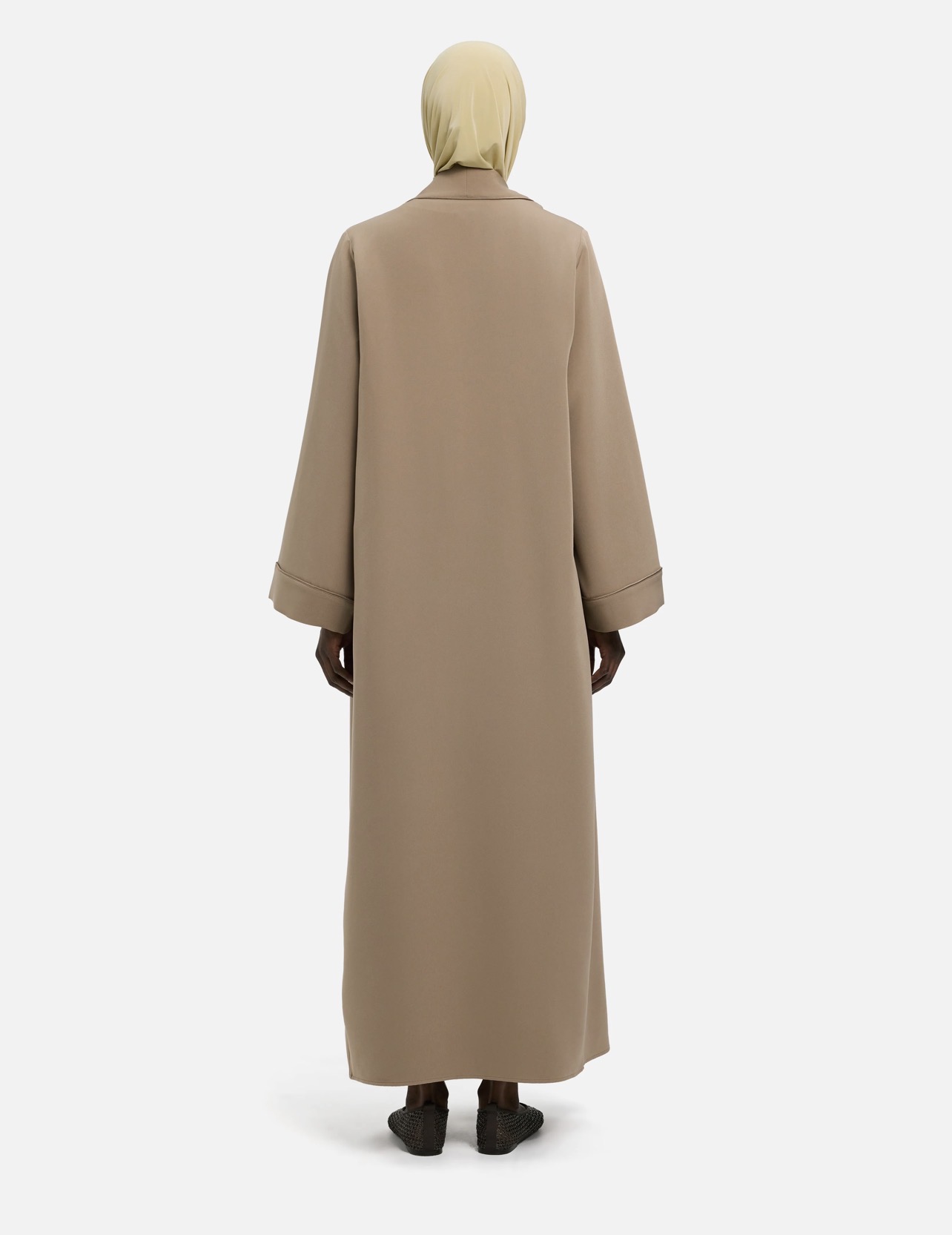 Abaya Classique — Sable, model front
