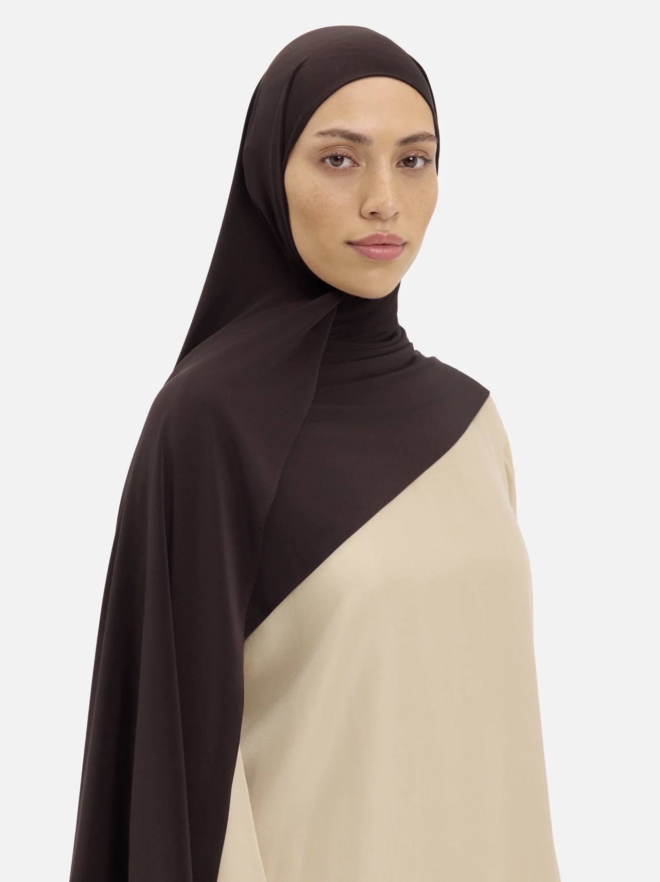 Hijab Premium Jersey — Chocolat, model front