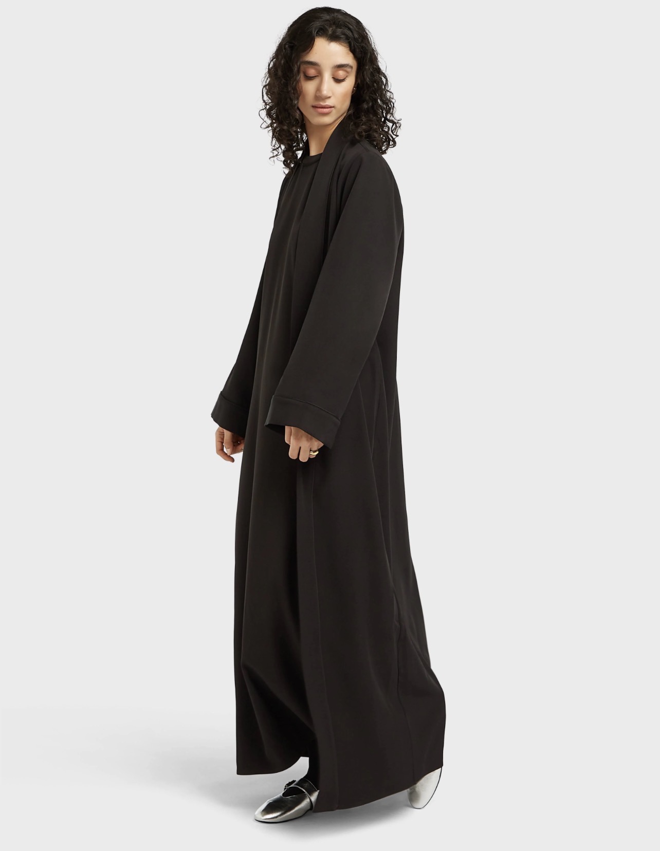 Abaya Classique — Noir, model front