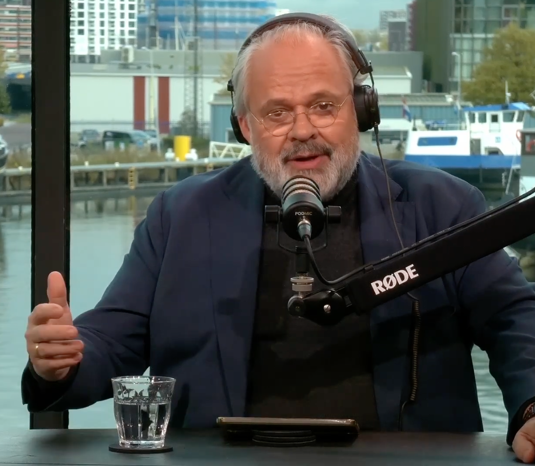 Vidcast host bij Crowdale Studio Amsterdam — professionele opname aan de microfoon, RØDE headphones