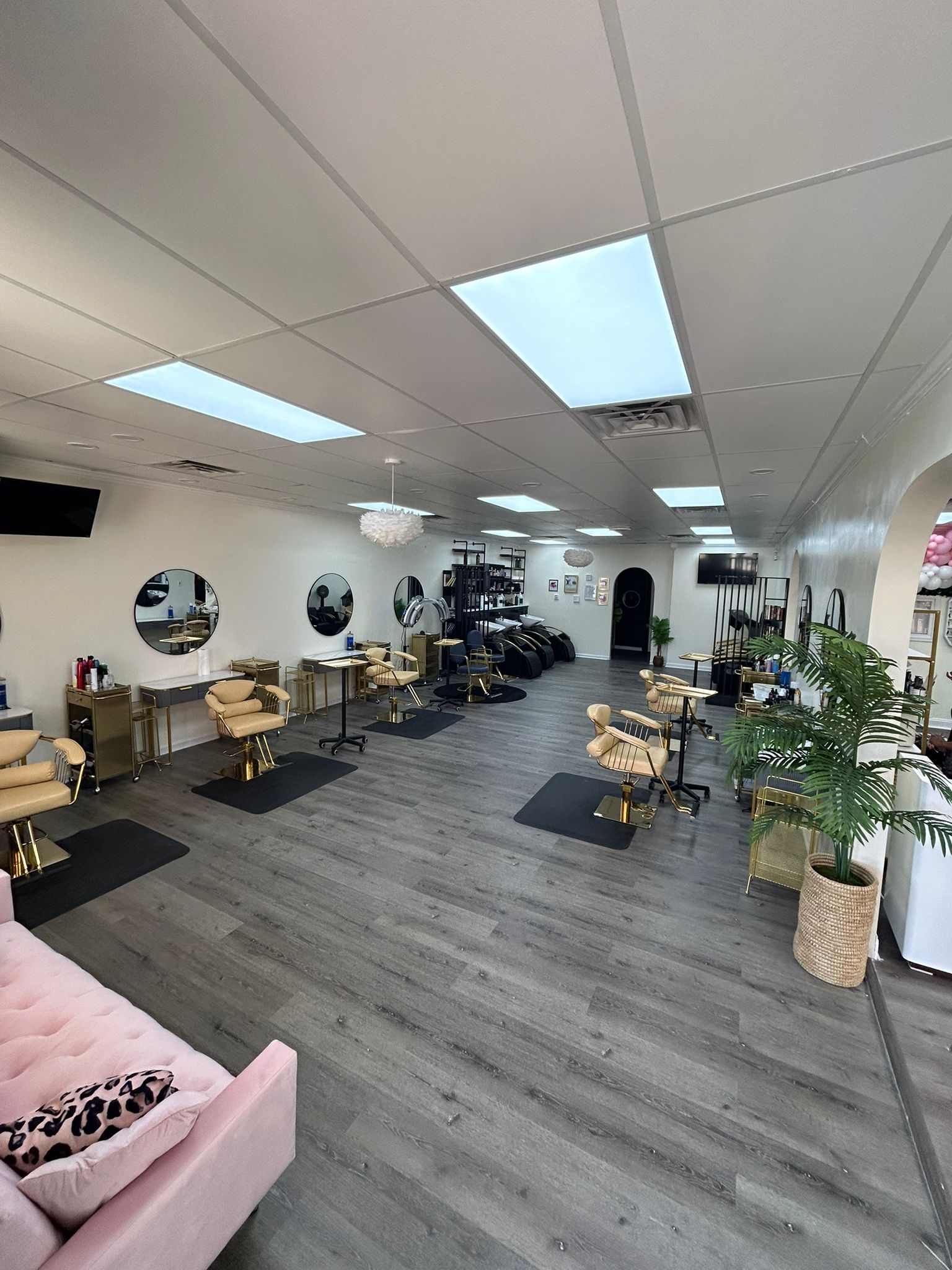 Sinkor styling floor with chairs and mirrors