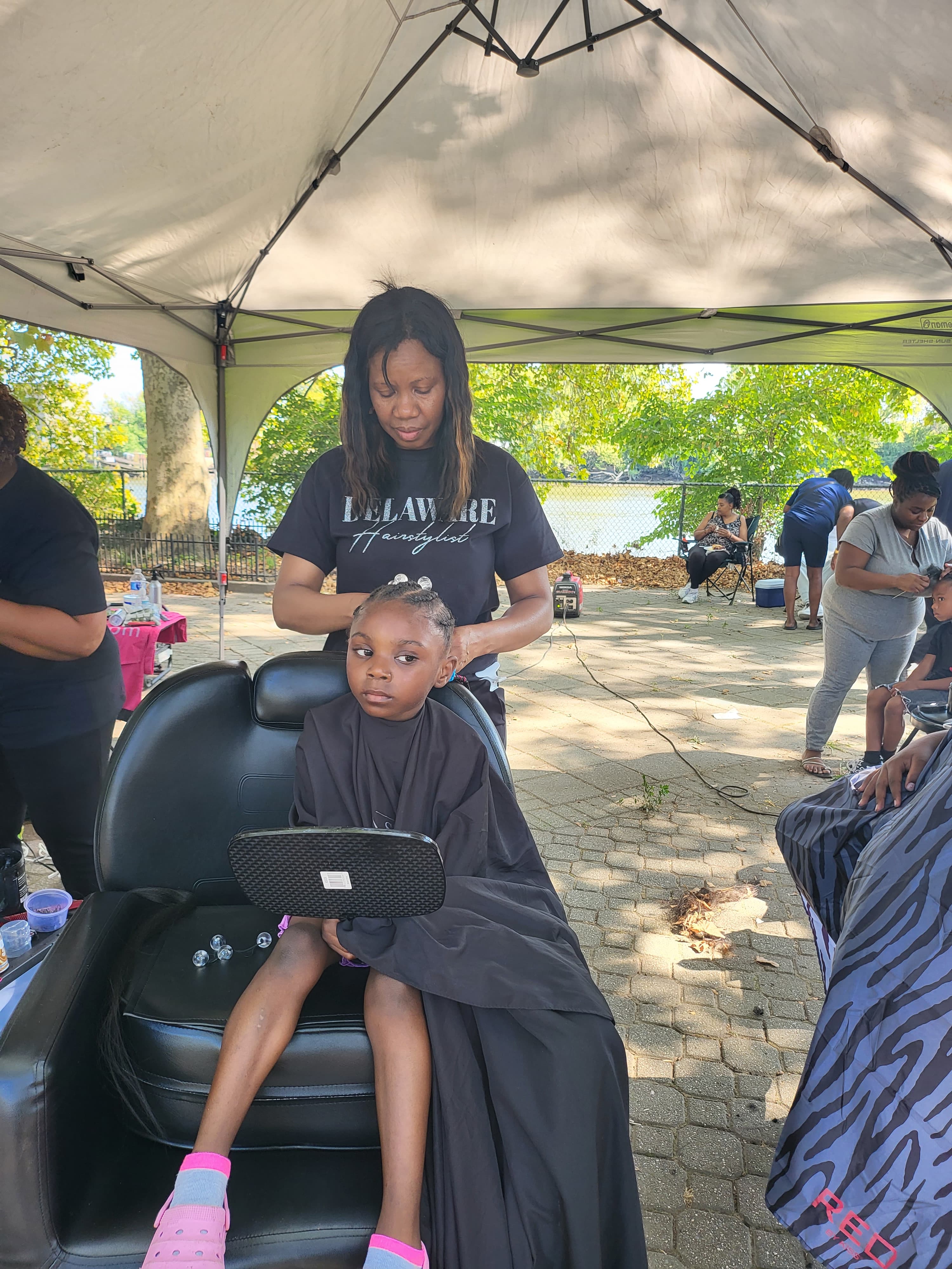 Sinkor stylist giving free haircut at community event