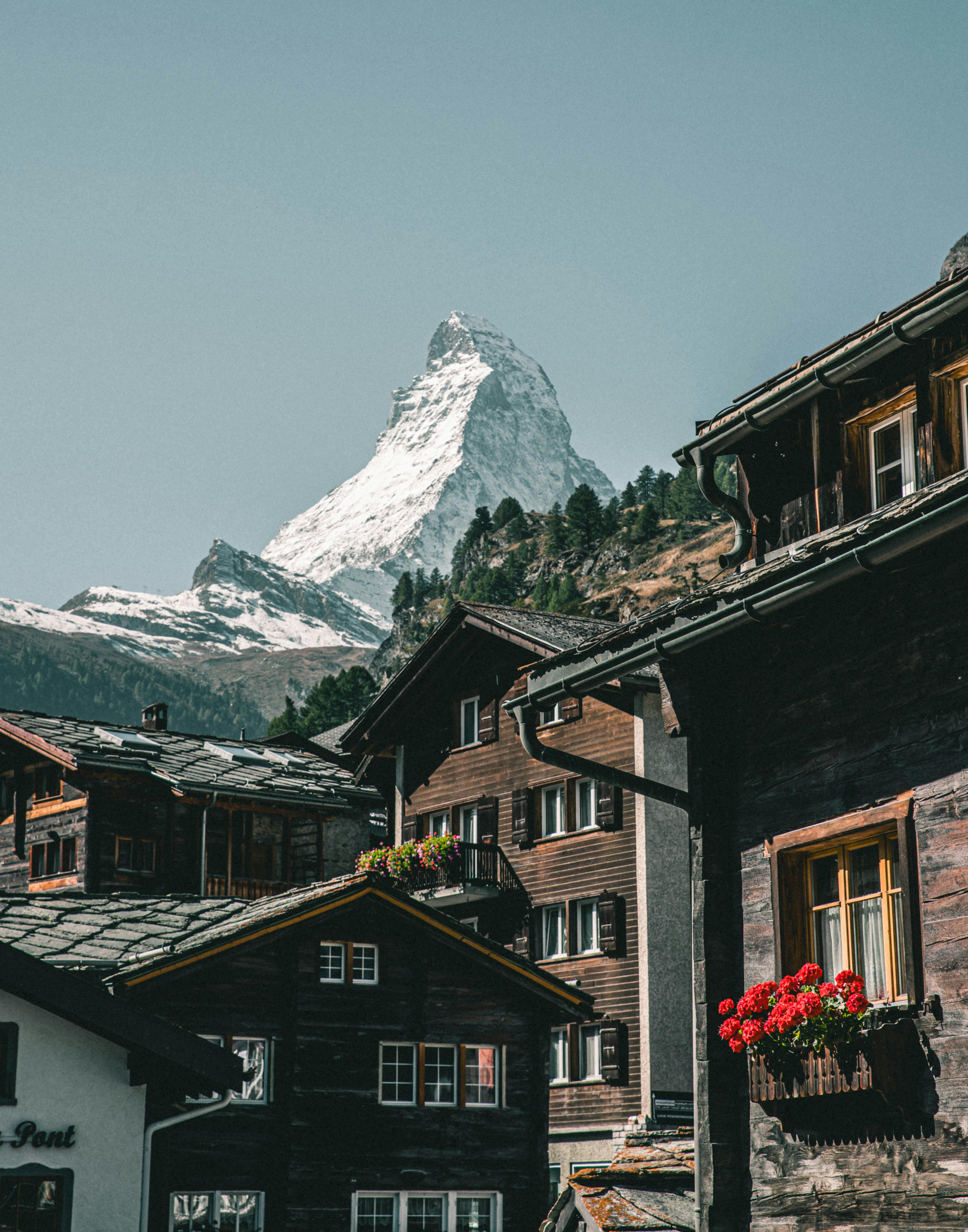 Chalets traditionnels en bois à Zermatt avec le Cervin enneigé en arrière-plan