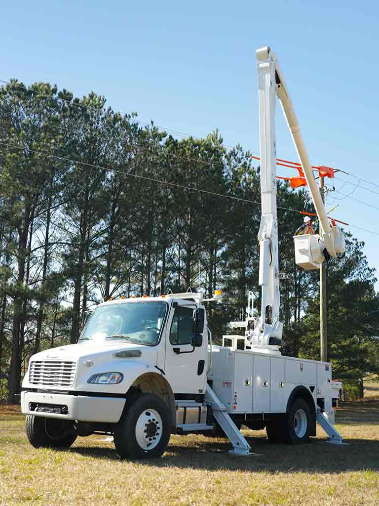 Altec AA55-MH Aerial Bucket Truck view 3
