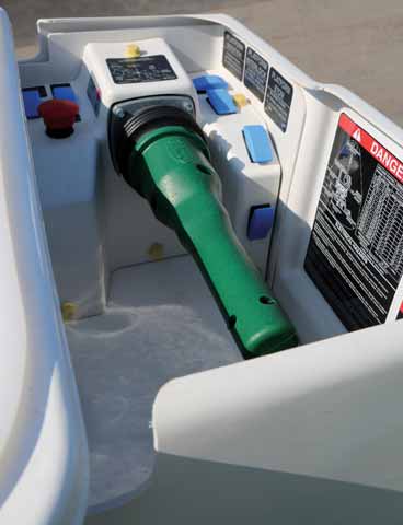 Altec AM900 Heavy Utility Bucket Truck view 3