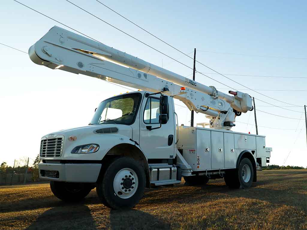 Altec AA55-MH Aerial Bucket Truck view 5