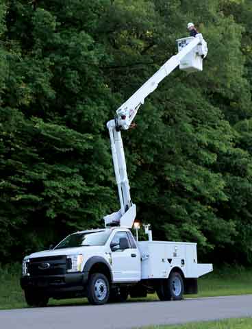 Altec AM900 Heavy Utility Bucket Truck view 2