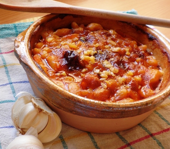 Zapečeni grah u tradicionalnoj glinenoj posudi