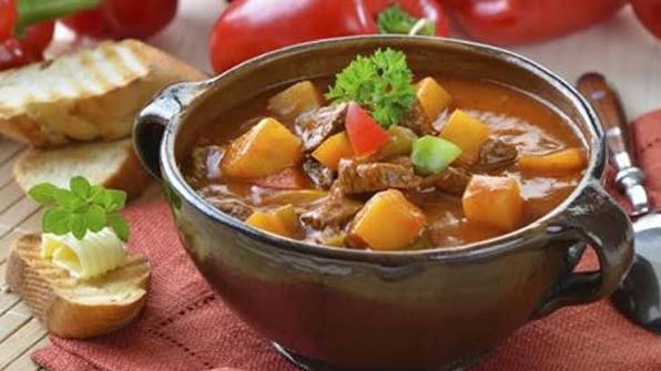 Bosanski lonac sa mesom i komadima povrća u keramičkoj posudi