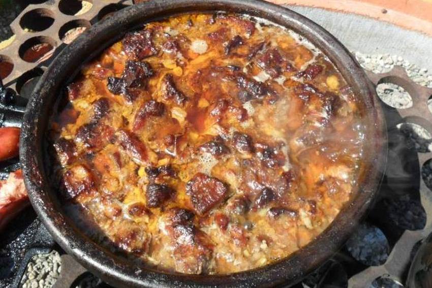 Ćaska đuveč zapečen u tamnoj posudi sa povrćem i mesom