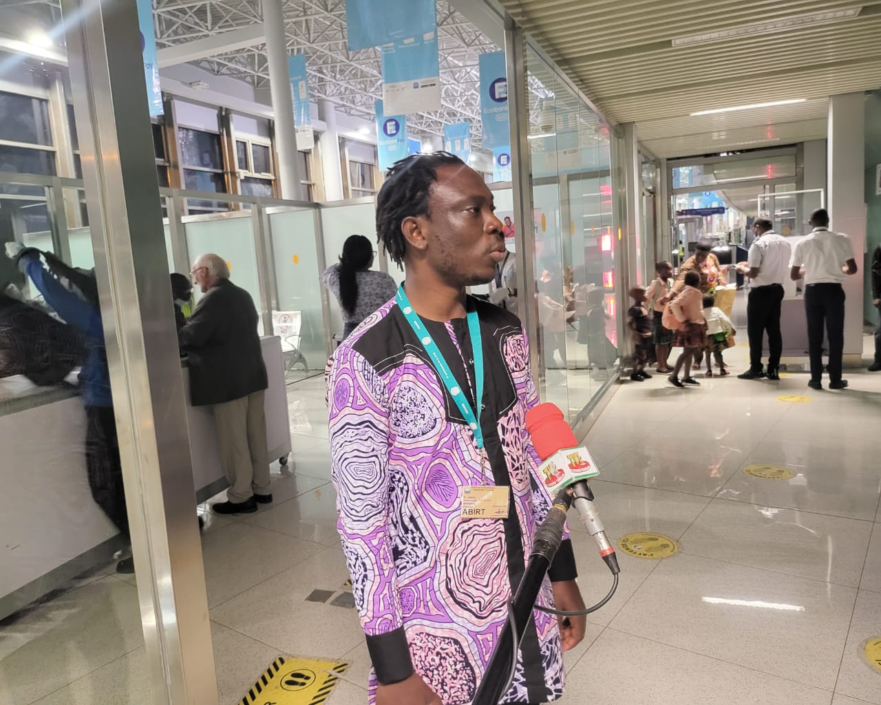 Représentant ABIRT en tenue wax interviewé TV aéroport Lomé
