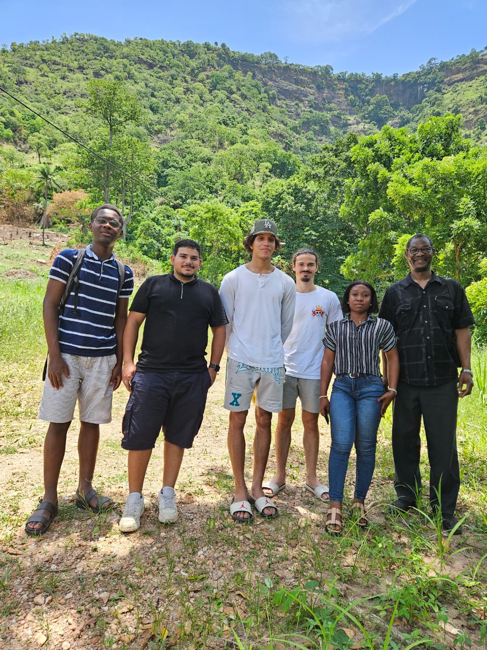 Randonnée montagnes togolaises avec étudiants