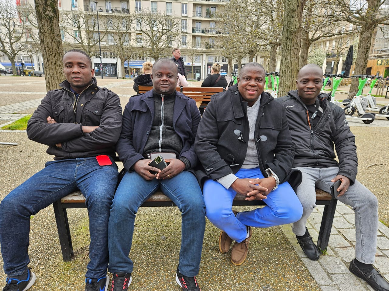 Étudiants assis sur banc place du Havre