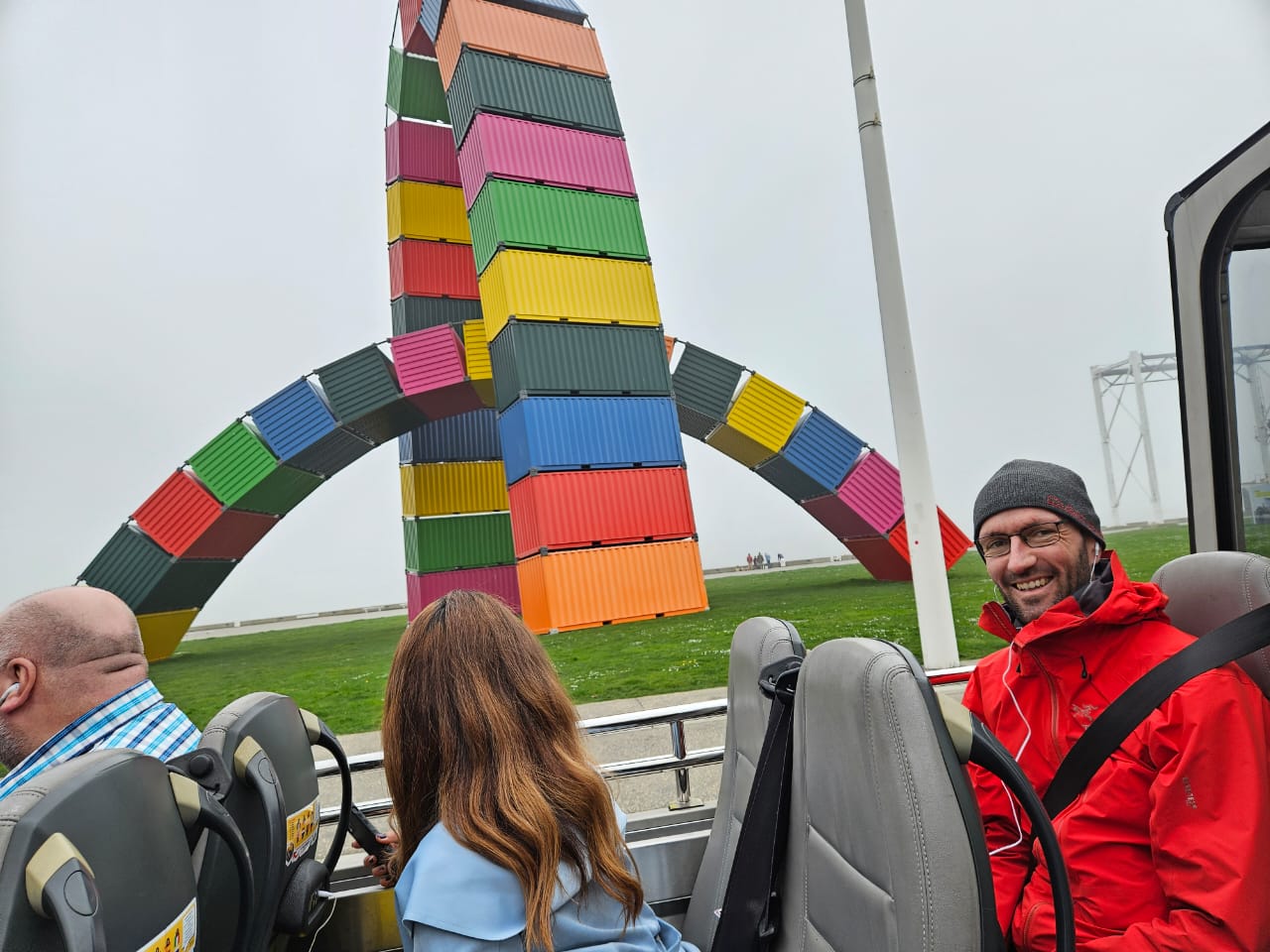 Bus touristique sculpture conteneurs Le Havre