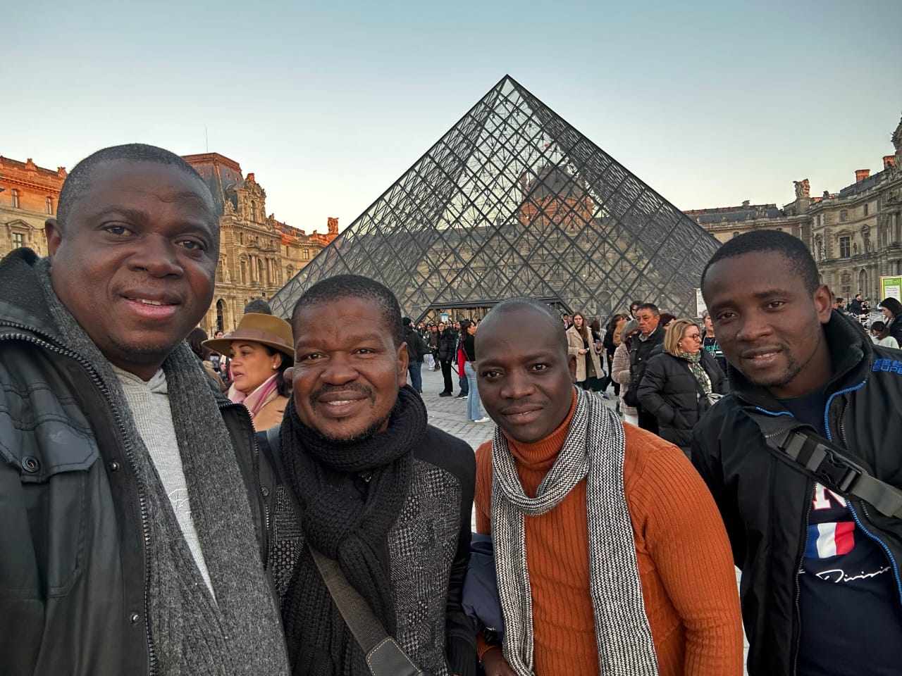Délégation ESIG Pyramide du Louvre Paris
