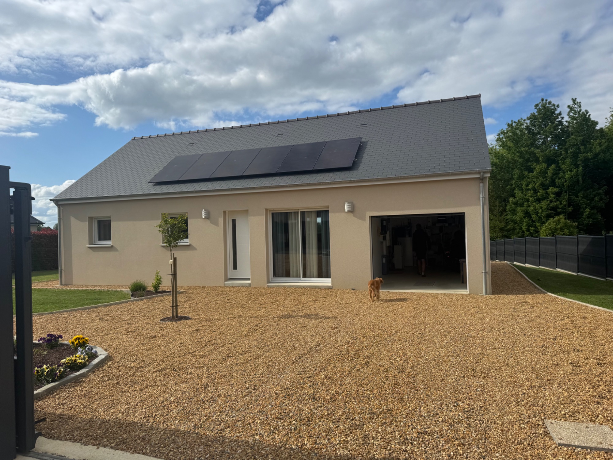 Installation panneaux solaires sur maison moderne en Normandie — EnergySEO