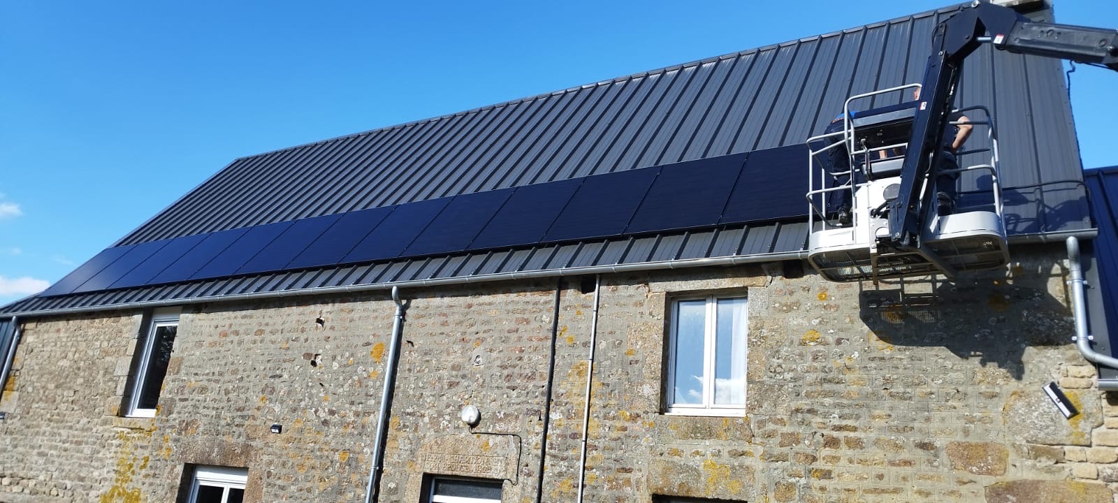 Installation panneaux solaires sur maison normande en pierre — EnergySEO Flers