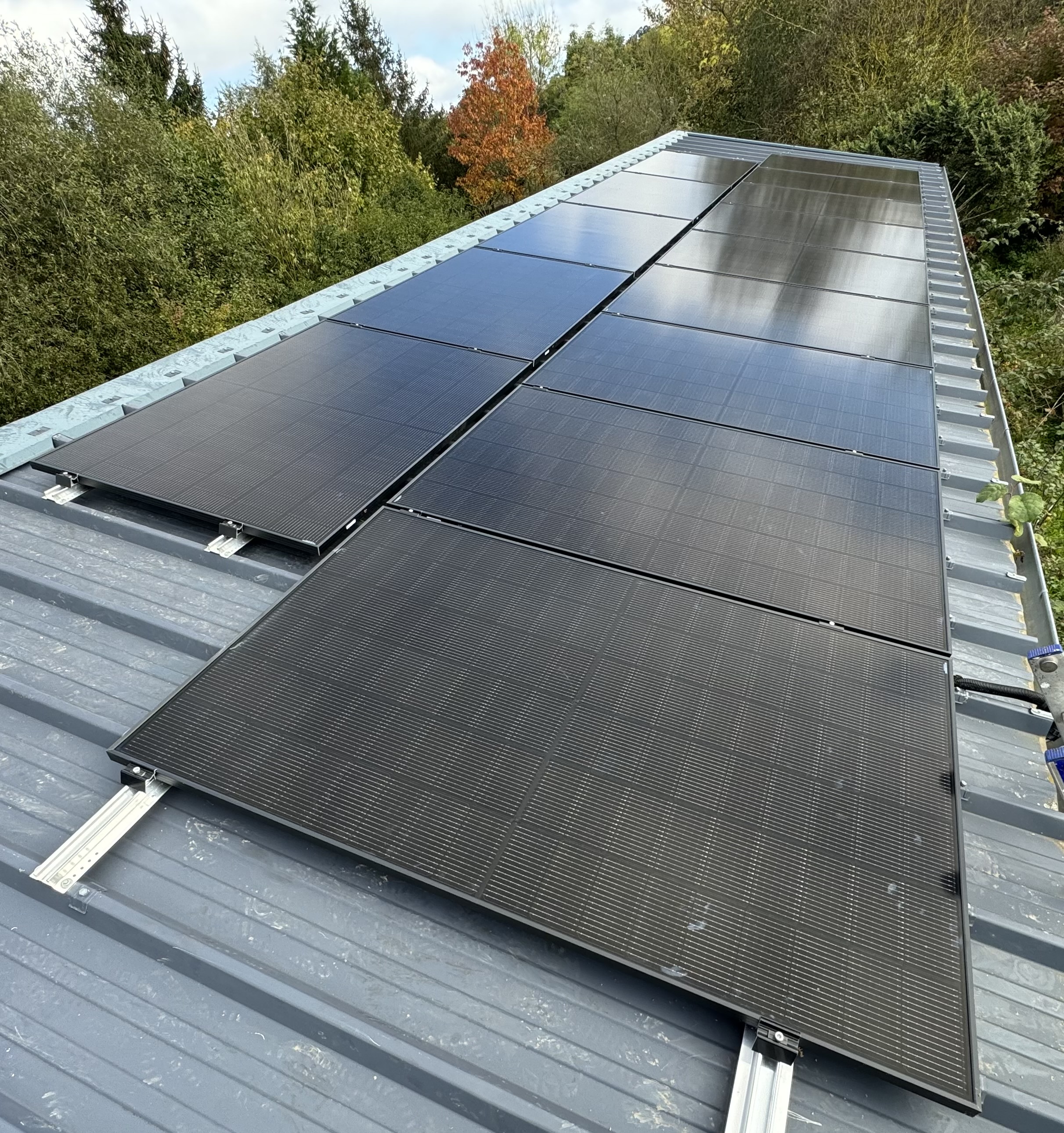 Panneaux solaires sur toiture bac acier — EnergySEO Normandie