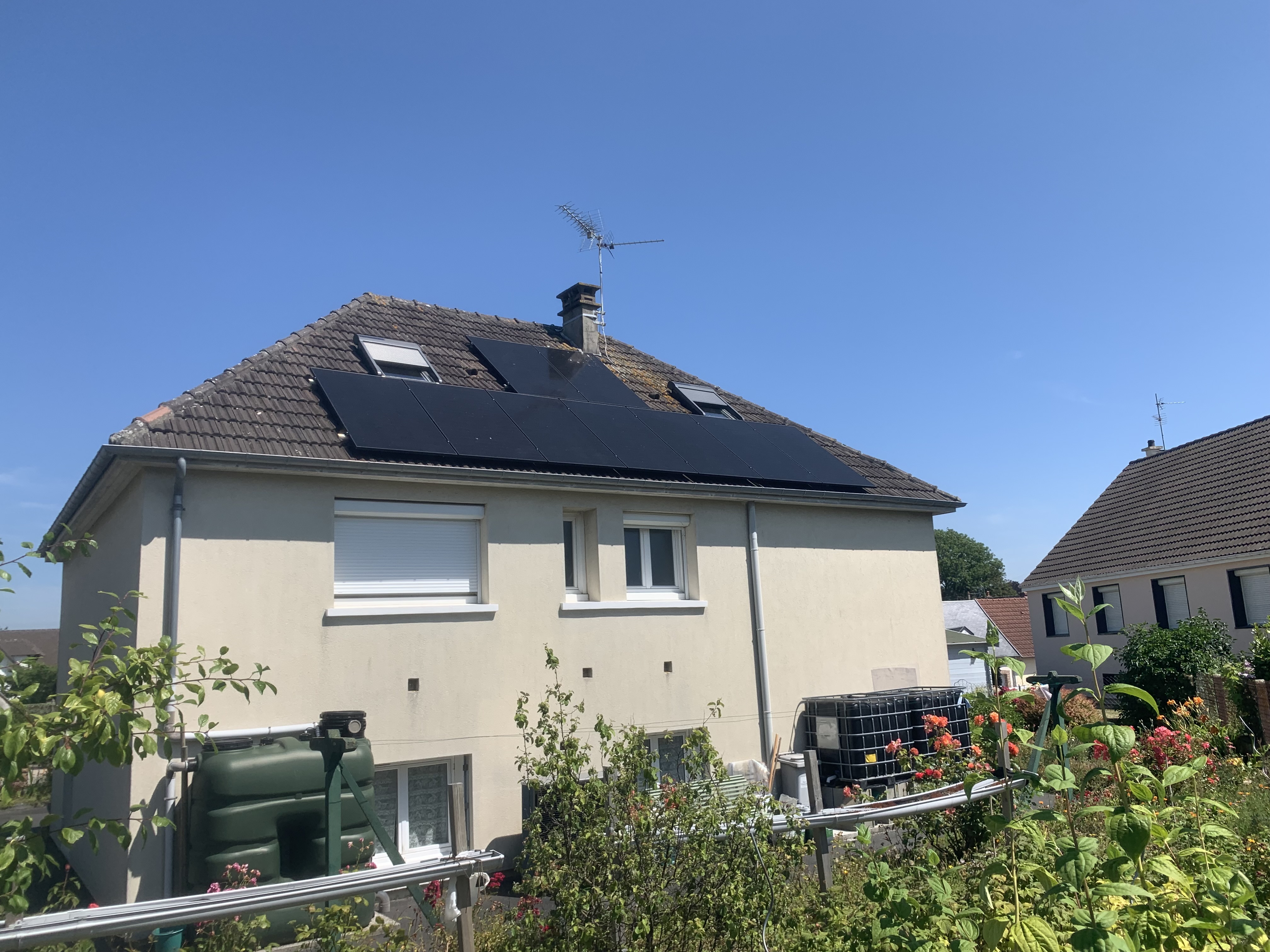 Panneaux solaires sur toiture posés par EnergySEO en Normandie