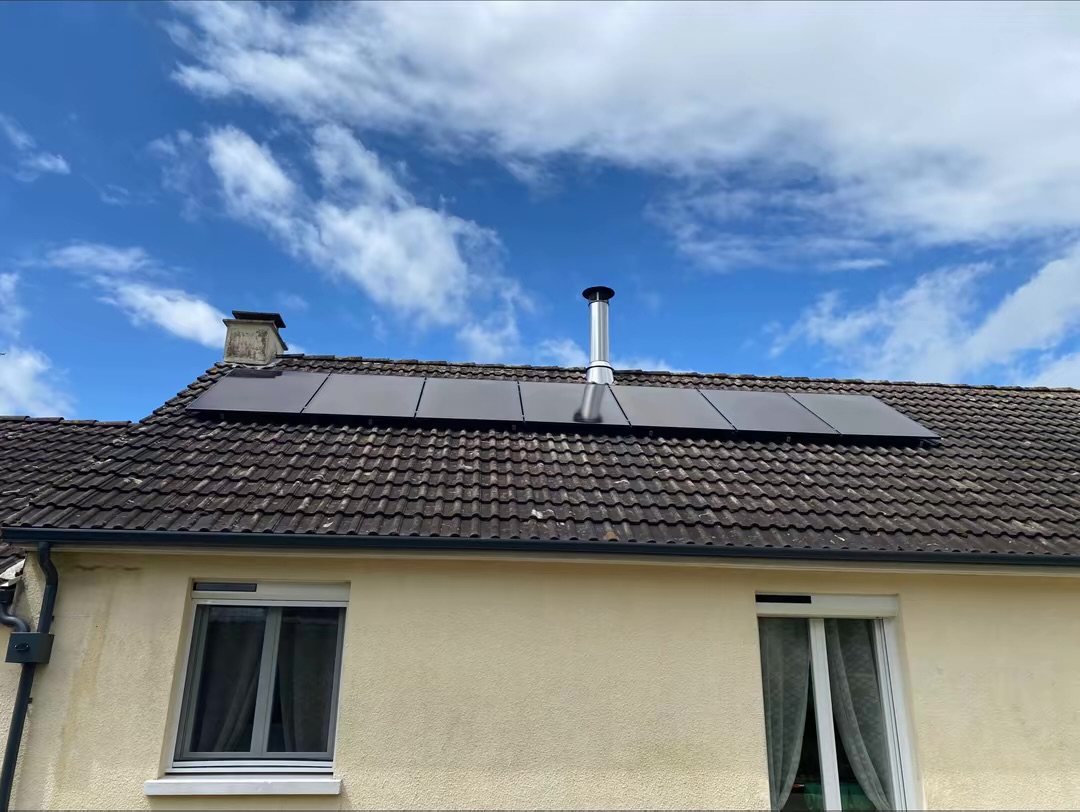 Panneaux photovoltaïques sur toiture tuiles — Maison résidentielle Normandie
