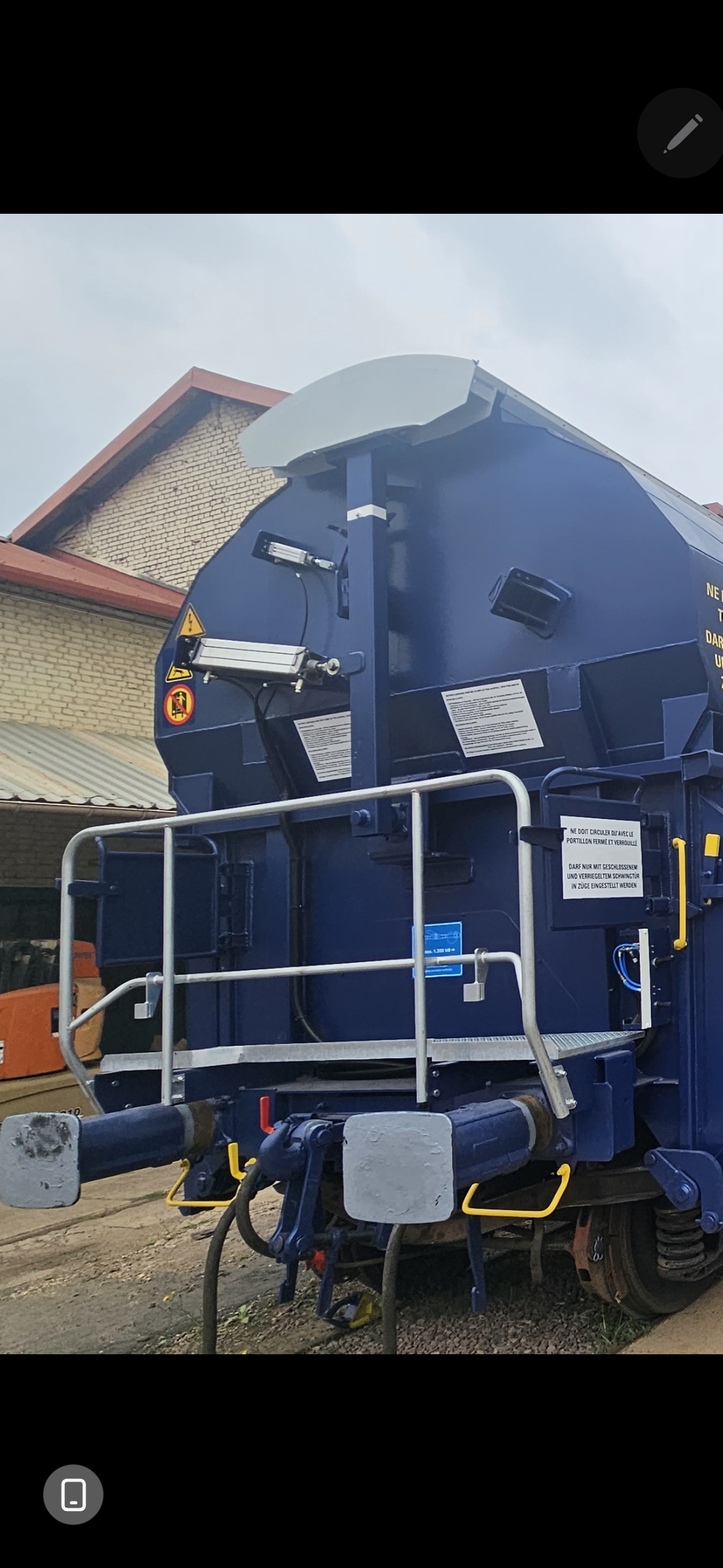 Wagon fini peint bleu, systèmes de fermeture installés (vue angle)