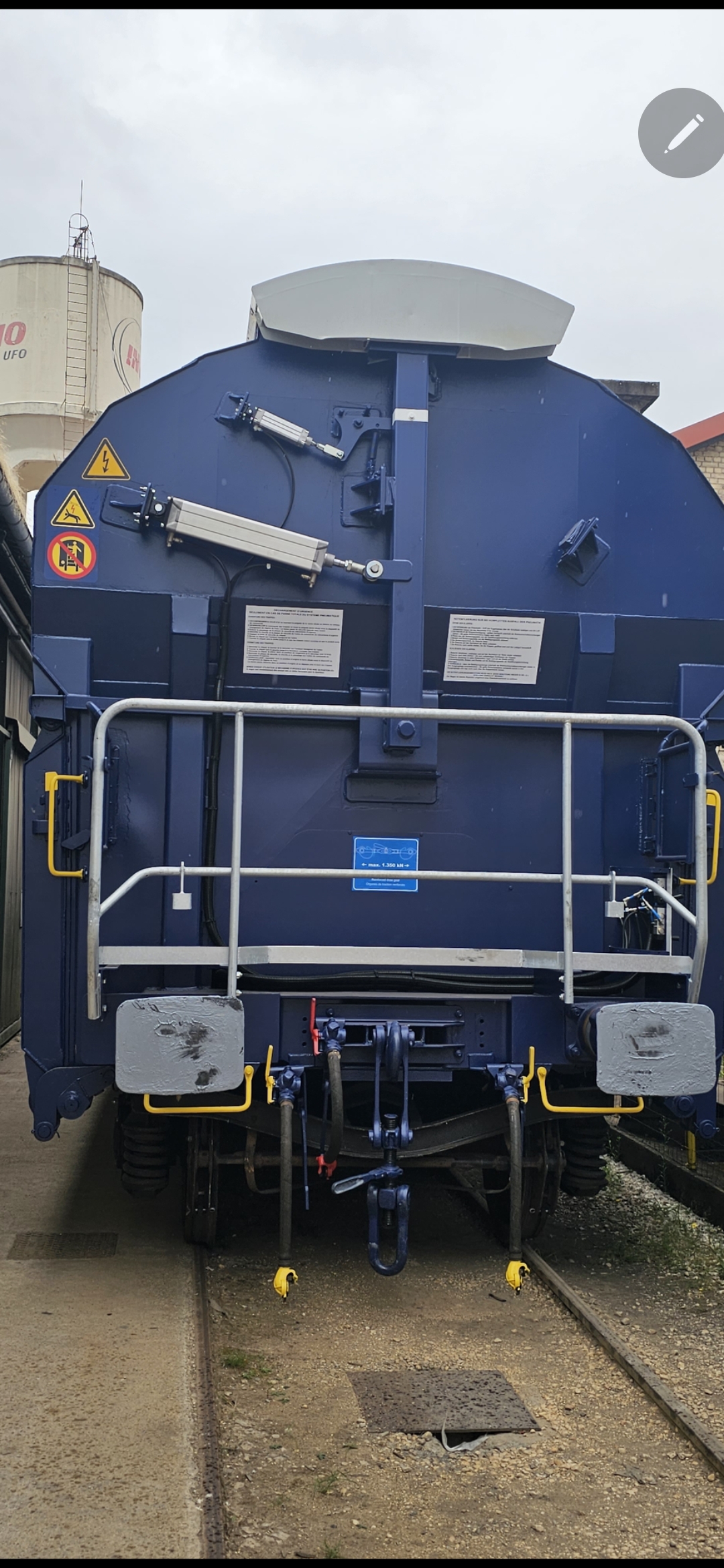 Wagon fini peint bleu, systèmes de fermeture installés (vue face)