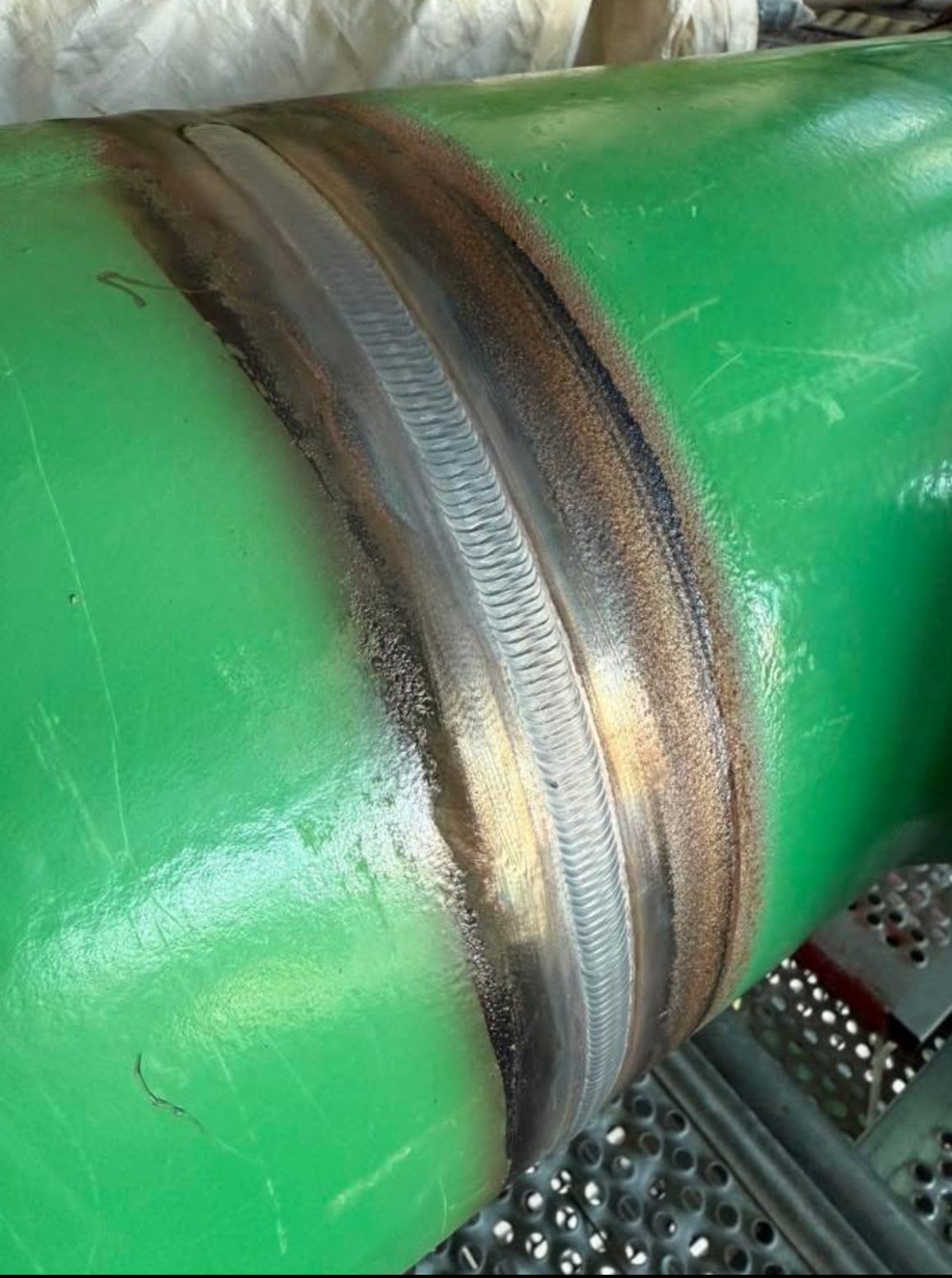 Soudure TIG extérieure gros diamètre — cordon régulier circumférentiel sur tuyau vert