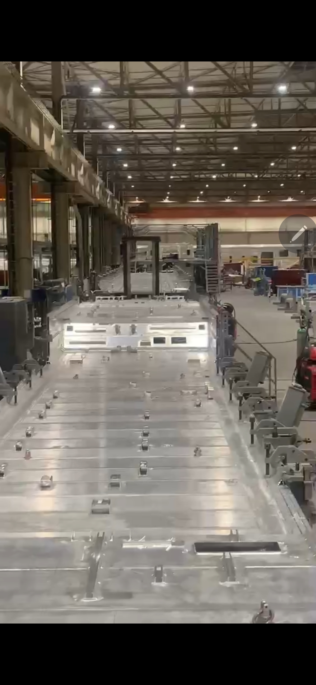 Châssis alu — vue plateforme en grand atelier