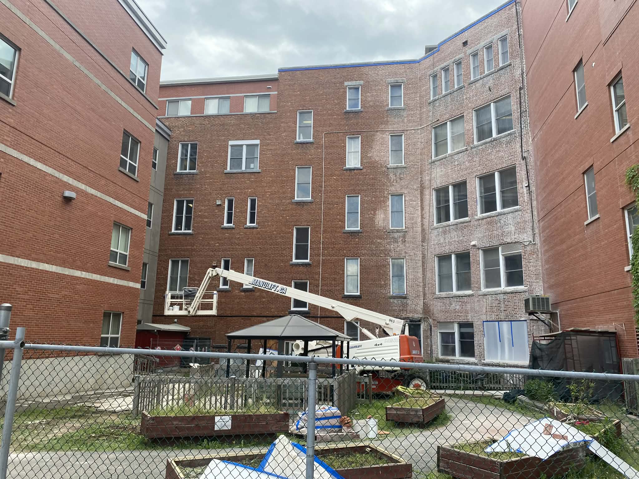 Before StoneKraft — efflorescence on commercial brick facade, Montreal